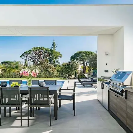 Sleeps 10 With Pool Air Con And Wifi