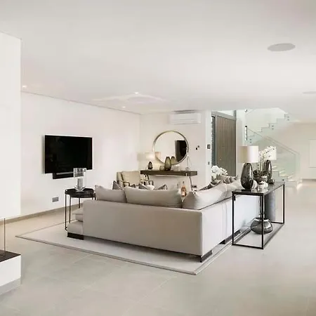 Sleeps 10 With Pool Air Con And Wifi 발도로보